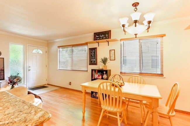 Building Photo - Madison Villa Condo Available July 1st