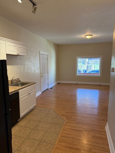 Building Photo - 121 Stratford Ave