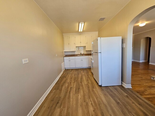 Building Photo - Charming Large 1 Bedroom in the Heart of the City