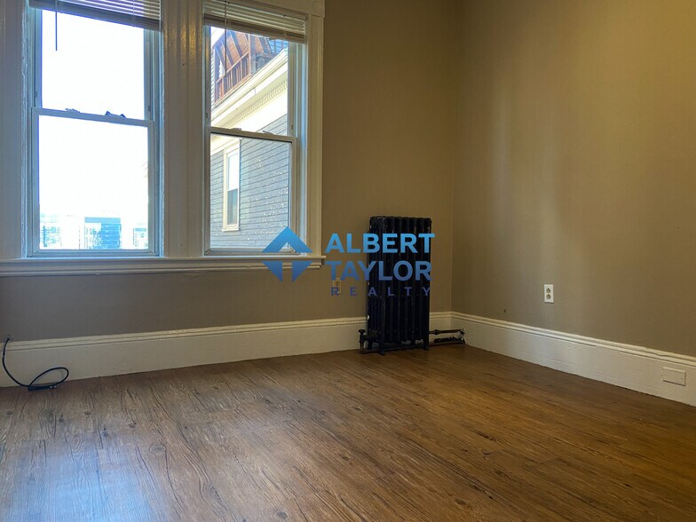 Building Photo - 8 Sunset St