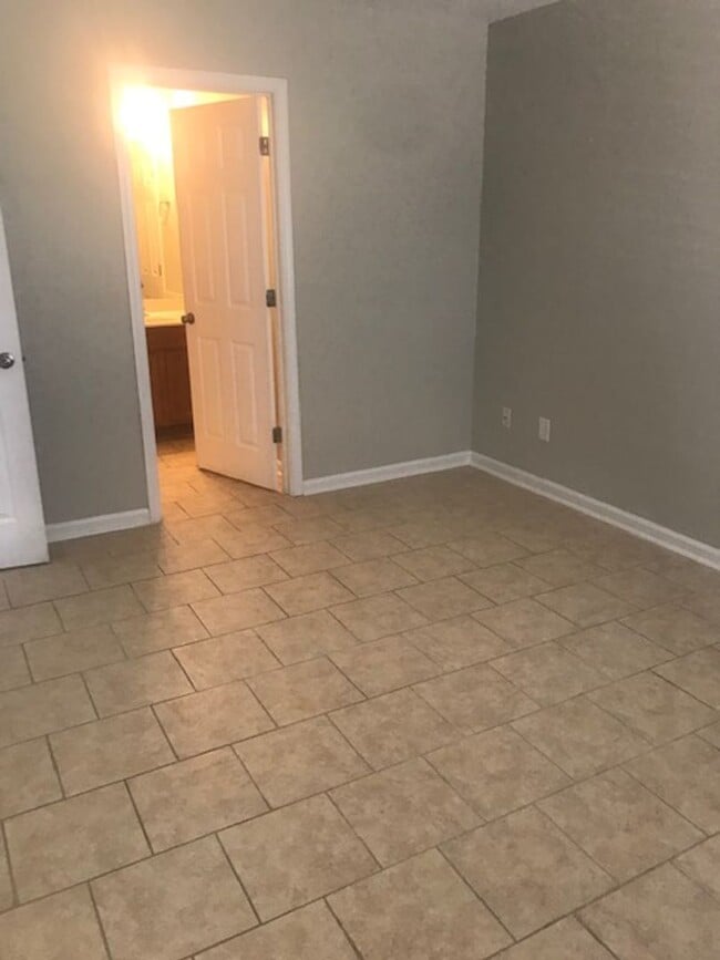Building Photo - 3 Bedroom End Unit Townhome!