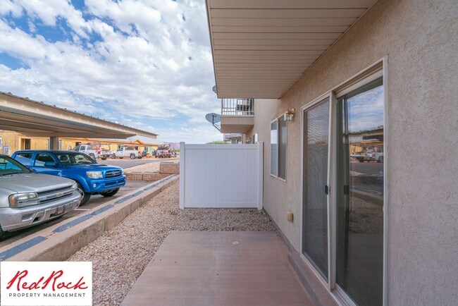 Building Photo - Spacious 3 Bedroom Townhome in Central St....