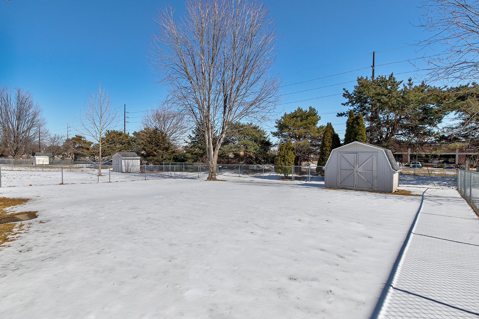 fully fenced back yard w/shed - 1101 SE Chaparal Dr