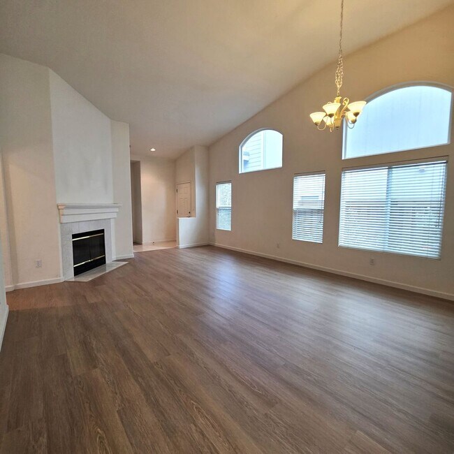 Building Photo - Clayton Single Story 3bd/2ba - Bright open living w/new flooring