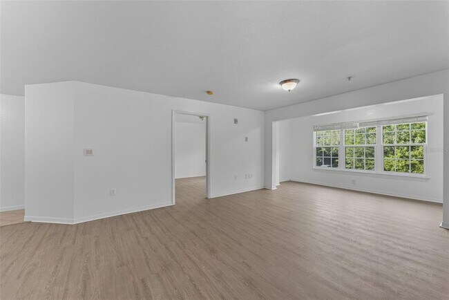 Building Photo - 5459 Vineland Rd