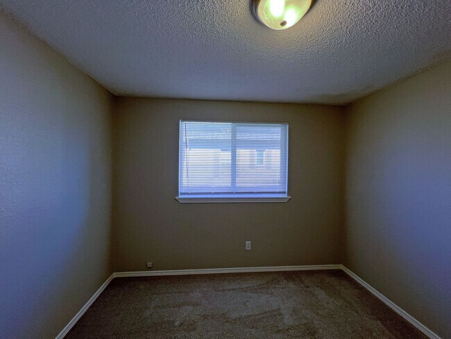 Building Photo - Charming Immaculate Three Bedroom Rambler in Tacoma