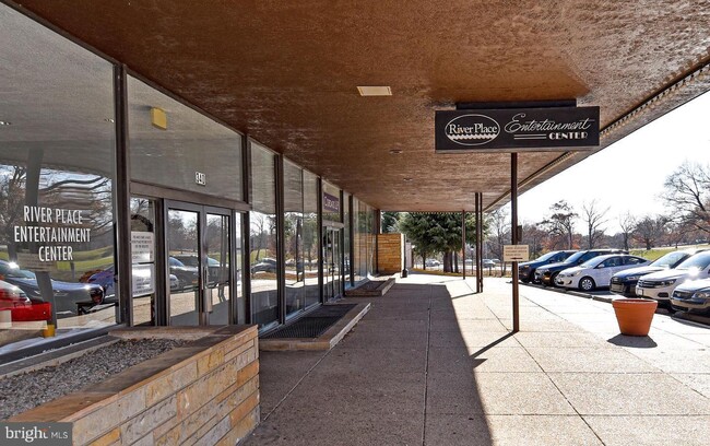 Building Photo - 1111 Arlington Blvd