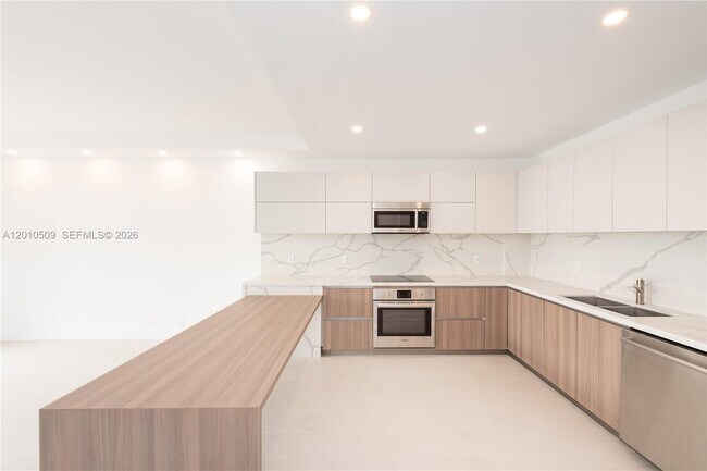 Building Photo - 151 Crandon Blvd