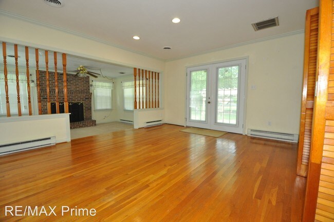 Building Photo - 3 br, 1.5 bath House - 4010 Queenswood Drive
