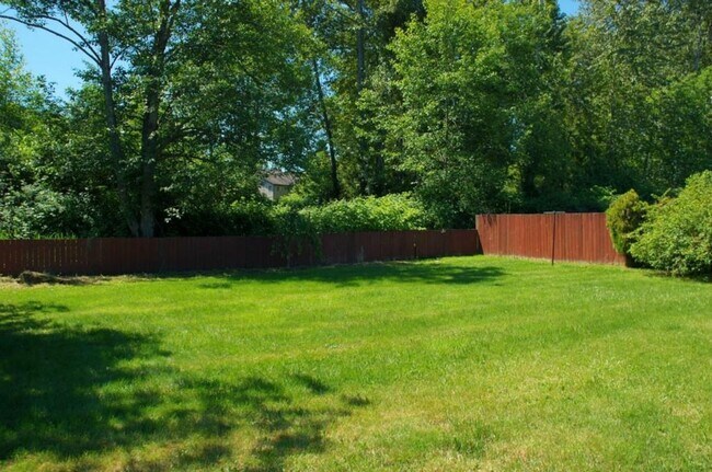 Building Photo - Spacious Renton Rambler w/ a HUGE Backyard!