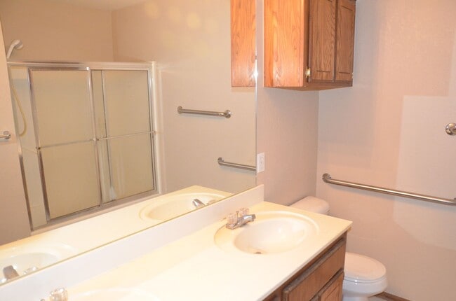 Building Photo - Lots of Room & Great Location