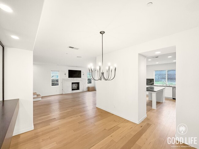 Building Photo - Great 4B/3BA House Available for Lease in ...