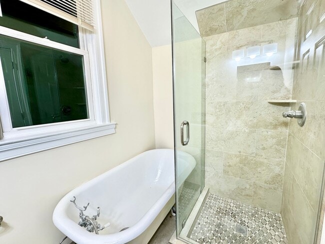 Building Photo - Detached 4 bed 3 bath. Pets Welcome!