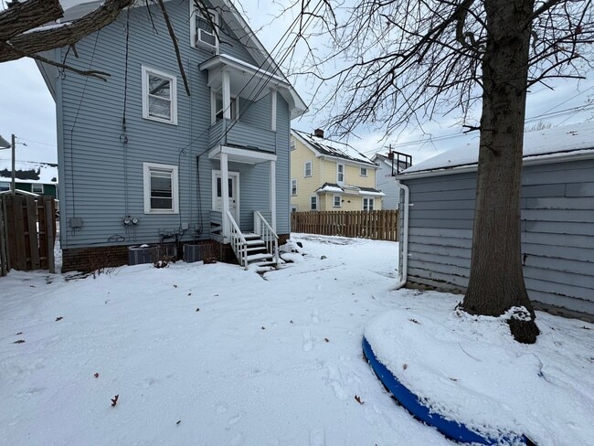 Building Photo - 2121 Wyandotte Ave