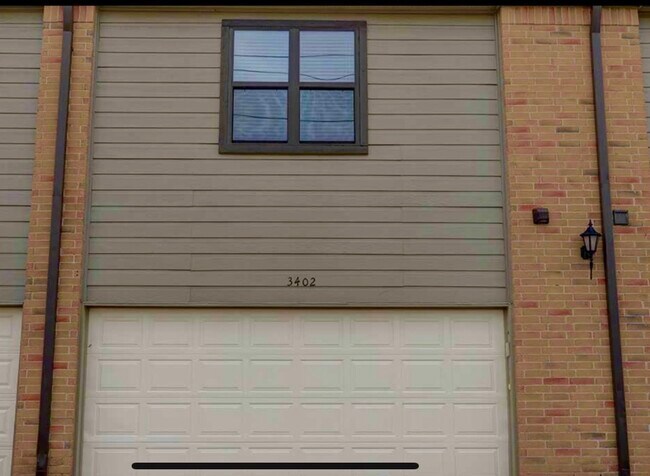 Building Photo - 9800 Pagewood Ln