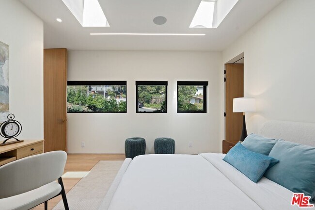 Building Photo - 2501 Banyan Dr