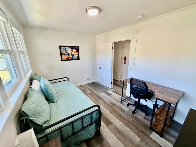 Building Photo - 487 Scenic Dr