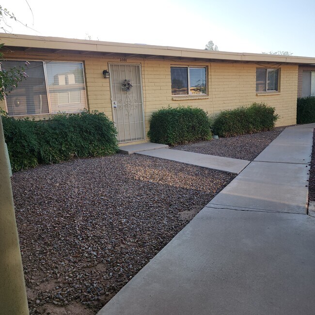 Building Photo - 3001 E Blacklidge Dr