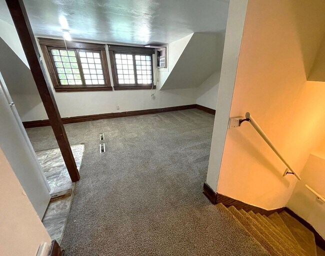 Building Photo - 2 Bedroom Top Level Apartment - ALL UTILIT...
