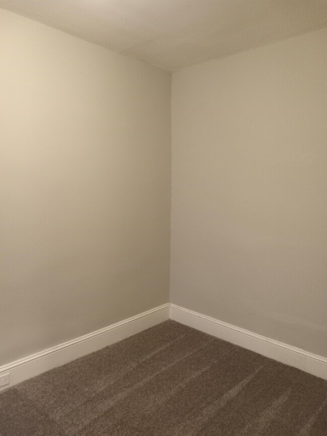 Building Photo - 211 E 13th St