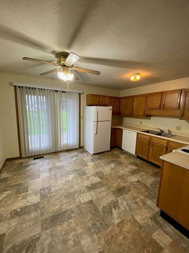 Building Photo - 3 Bdrm Duplex - Country Walk Estates. Pets Welcome!