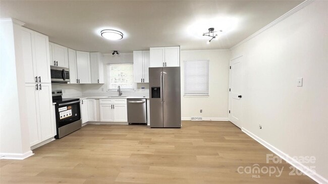 Building Photo - 308 Robinson Ave