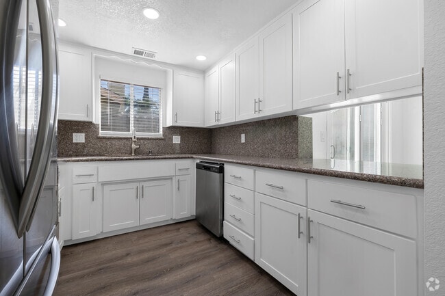 3BD, 2BA -1050SF - Kitchen - Shadow Glen Townhouse Apartments