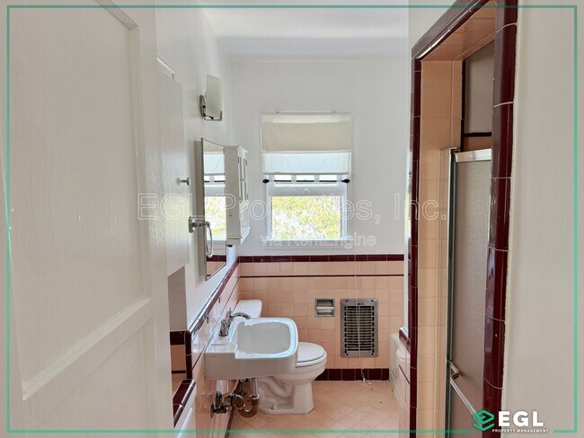 Building Photo - 949 S Sierra Bonita Ave