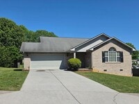 Building Photo - Maryville 37804 - 3 bedroom, 2 Bath Home , 2 car garage - Contact Donna Bailey (865) 389-6590