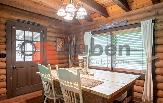 Building Photo - Log cabin home minutes to Downtown Chattan...