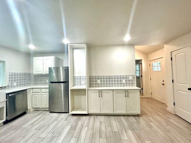 Building Photo - Updated 3 Bed / 2 Bath home with Single Car Garage in Farmington