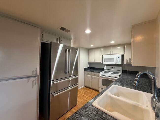 Building Photo - 3 bed 2.5 bath townhome available now!