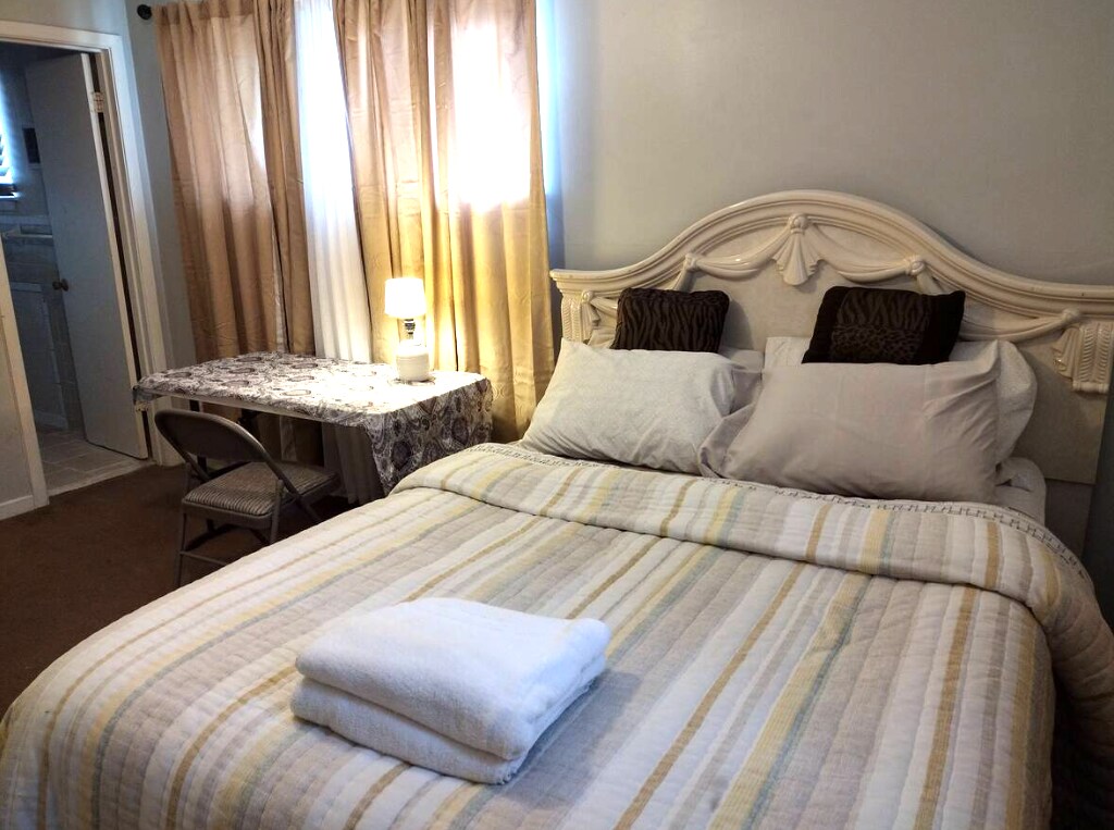 Building Photo - 4105 Azalea Dr