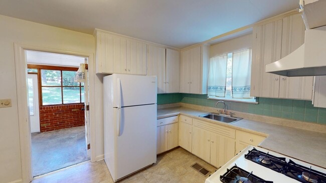 Building Photo - Cute 3 bedroom, 1 bath home tucked in a quiet cul-de-sac