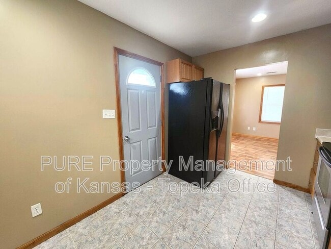 Building Photo - 751 SE Pinecrest Dr