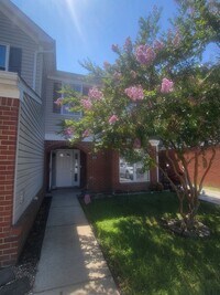 Building Photo - Beautifully Updated Townhouse in Sought-Af...