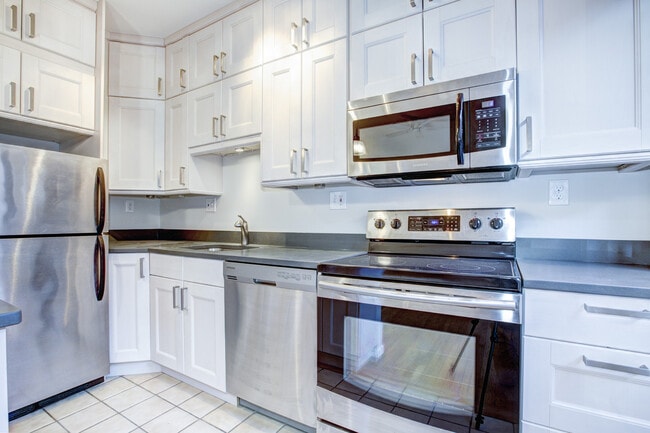 Building Photo - Adorable AdMo Abode w/ Awesome Roof Deck!