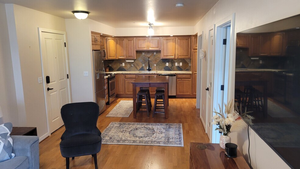 eat-in kitchen with table for 4 people - 4116 California Ave SW