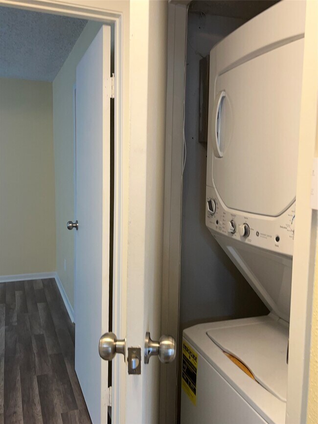 Building Photo - 3919 Fairmont Pkwy