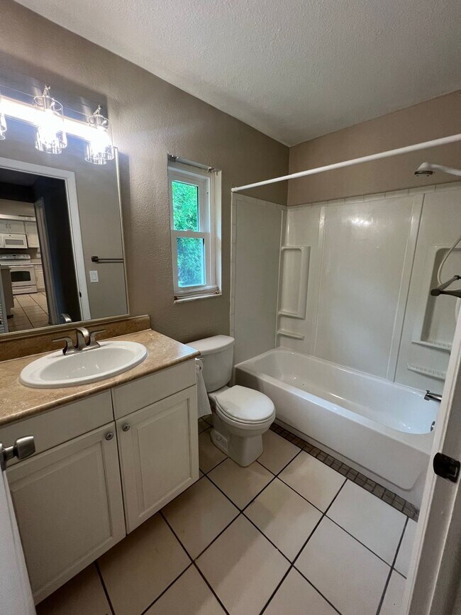 Building Photo - Annual ** Newly Renovated ** 3 Bedroom / 2...