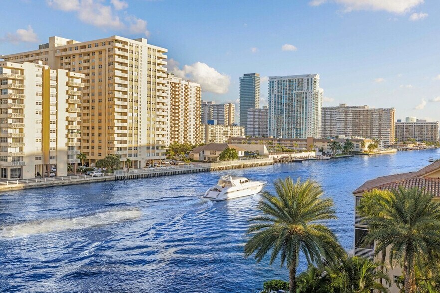 Building Photo - 2602 E Hallandale Beach Blvd