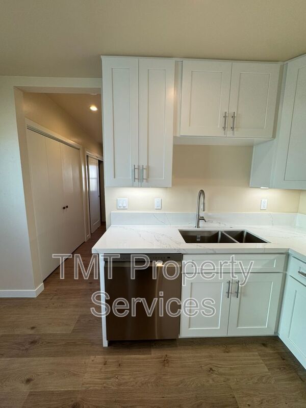 Building Photo - 1339 Newport Ave