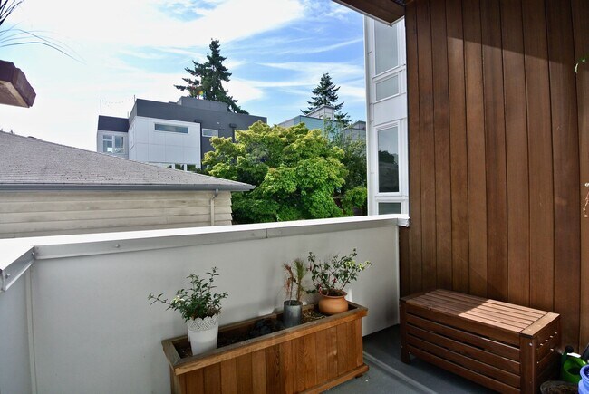 Building Photo - Modern, Stand Alone Home in the heart of Ballard!