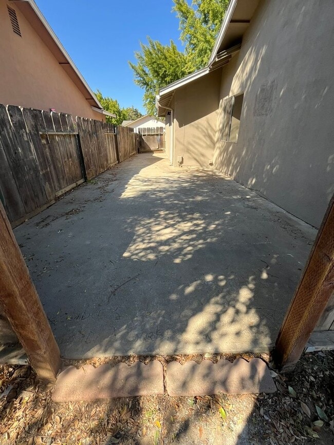 Building Photo - 304 Tennyson Dr
