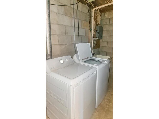 Building Photo - 9 Heights Rd NE