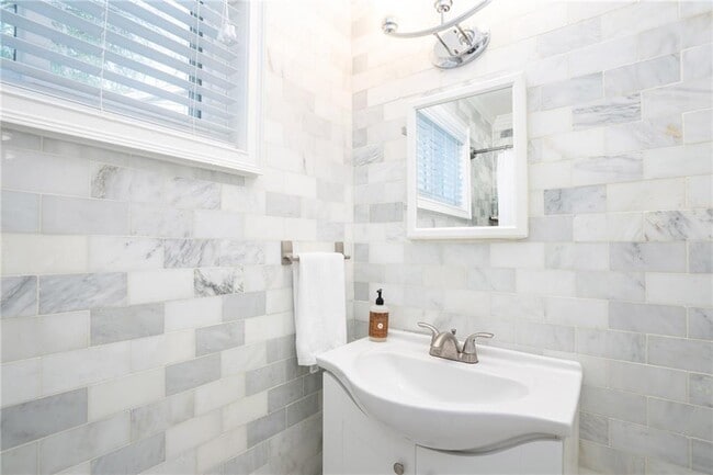 Building Photo - 100 Biscayne Dr NW