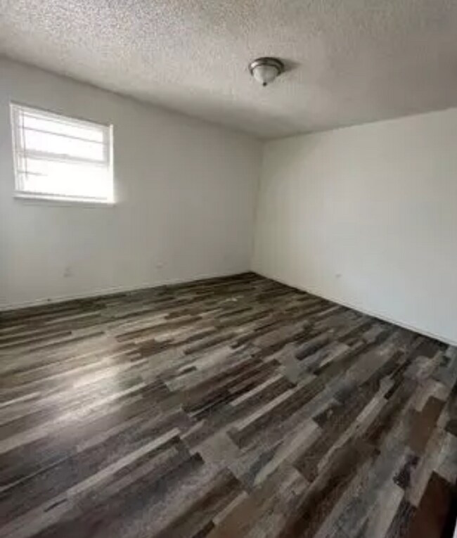Building Photo - Centrally located 2BR/1BA | Updated | Wate...