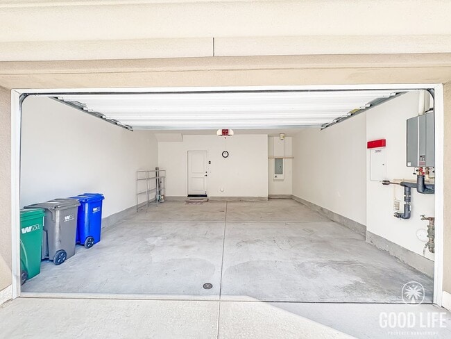 Building Photo - Stunning 3B/3BA Townhome in Oceanside!