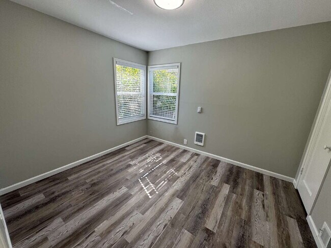 Building Photo - Beautifully Renovated 2 Bedroom House With...