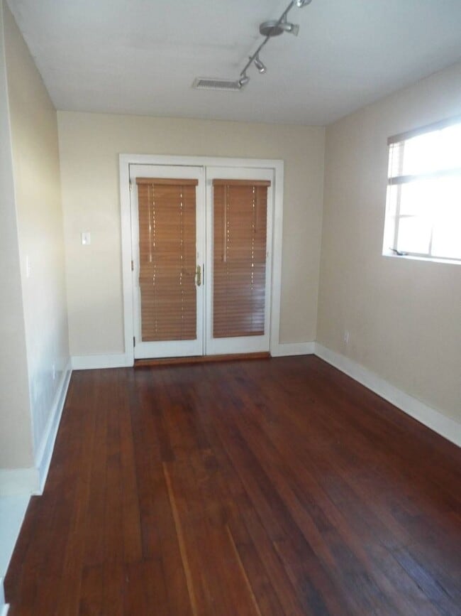 Building Photo - Historic Beauty 4 Bedroom 3 Bathroom